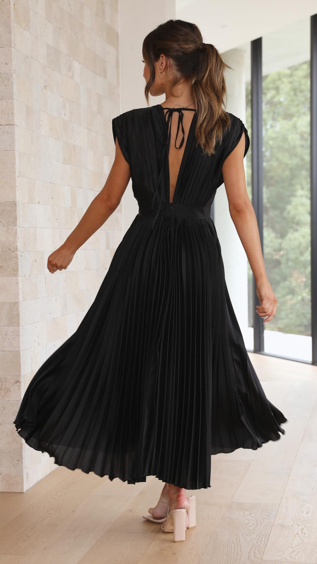 Ilvra | Robe Décolletée Élégante