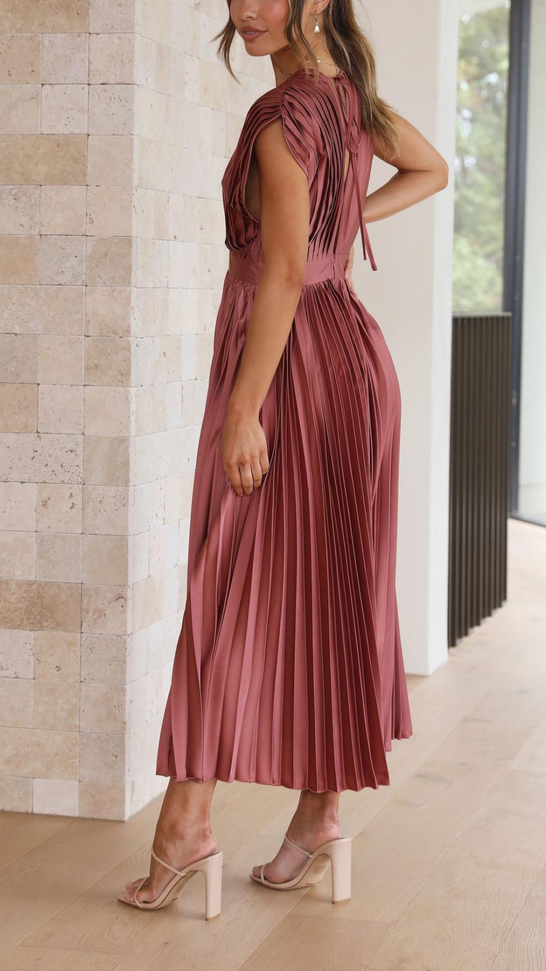 Ilvra | Robe Décolletée Élégante